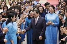 Премьер-министр Фам Минь Тьинь: Правительство изучит и разработает политику по обеспечению социальной защиты женщин