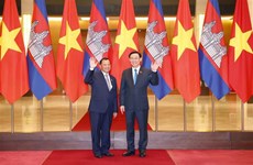 Председатель НС Выонг Динь Хюэ встретил и провел переговоры с Председателем Сената Камбоджи Самдеком Сай Чхумом