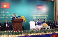 Премьер-министры Вьетнама и Камбоджи приняли участие в форуме по продвижению торговли и инвестиций