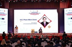 Премьер-министр Фам Минь Тьинь выступает на Деловом и инвестиционном саммите АСЕАН