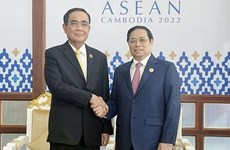 Саммит АСЕАН: премьер-министр Фам Минь Тьинь имел встречу с премьер-министром Таиланда и спикером палаты представителей Малайзии