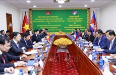 Председатель НС Выонг Динь Хюэ провел переговоры с камбоджийским коллегой, начав визит в Камбоджу