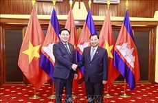 Председатель НC Выонг Динь Хюэ имел встречу с председателем Сената Камбоджи Самдеком Сай Чхумом