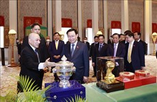 Председатель НС Выонг Динь Хюэ навестил короля Камбоджи Нородома Сихамони