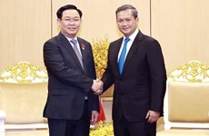 AIPA-43: Председатель НС Выонг Динь Хюэ принял заместителя главнокомандующего Королевской камбоджийской армии Хун Мане