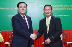 Председатель НС Выонг Динь Хюэ посетил с рабочим визитом провинцию Кампонгтхом, Камбоджа