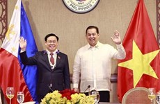 Председатель НС Выонг Динь Хюэ провел переговоры со спикером Палаты представителей Филиппин