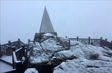 Снег падает на вершину Фансипан