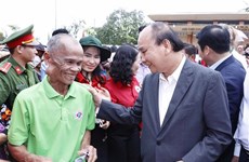 Президент Нгуен Суан Фук навешают семьи бенефициаров социальных политик и малоимущие семьи в южной провинции Киенжанг