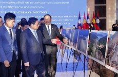 Премьер-министры Вьетнама и Лаоса посетили фотовыставку, посвященную достижениям экономических связей