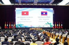 Премьер-министр Фам Минь Тьинь выступил сопредседателем Вьетнамско-лаосской конференции по инвестиционному сотрудничеству