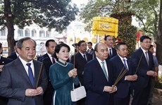 Президент, зарубежные вьетнамцы возносили благовония на Лунный Новый год