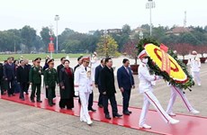 Лидеры отдают дань уважения президенту Хо Ши Мину по случаю Тэт