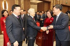 Глава партии поздравил с Тэт официальных лиц и население Ханоя