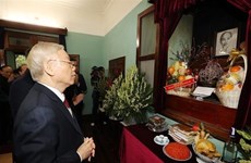 Генеральный секретарь зажег благовония в память о президенте Хо Ши Мине