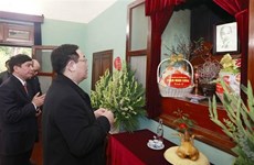 Председатель НС зажег благовония в память о президенте Хо Ши Мине