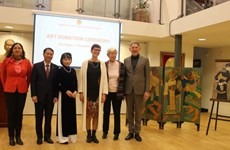 Вьетнамский музей изобразительных искусств получил два произведения искусства, подаренных европейским дипломатом