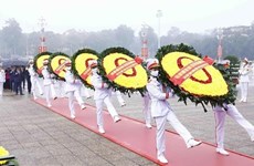 Руководители Партии и Государства посетили Мавзолей президента Хо Ши Мина и почтили его память
