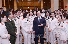 Председатель НС Выонг Динь Хюэ встретился с женщинами-офицерами народной общественной безопасности