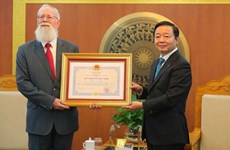 Награждение медалью Дружбы советника Министерства природных ресурсов и окружающей среды доктора Майкла Парсонса