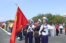 Зарубежные вьетнамцы из 22 стран мира завершают визит в островной уезд Чыонгша, платформу DK1
