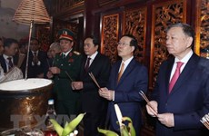 Президент Вьетнама Во Ван Тхыонг воскурил благовония по случаю Дня поминовения королей Хунгов