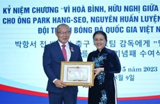 VUFO вручает знак отличия тренеру Пак Ханг Сео