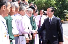 Президент встретился с заслуженными перед Родиной представителями провинции Виньлонг