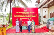 Передача подарков Председателя НС  вьетнамцам в четырех южных провинциях Лаоса
