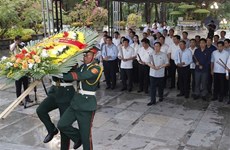 Председатель НС CРВ Выонг Динь Хюэ зажёг благовония в память о павших фронтовиках в провинции Куангчи