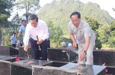 Вице-спикер парламента Вьетнама нанес визиты и вручил подарки семьям инвалидов войны и павших фронтовиков в Каобанге 