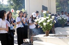 День памяти павших за Родину и инвалидов войны 27 июля: зарубежная вьетнамская молодежь поставляет благовония на Памятнике перекрестка Донглок