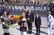 Президент Во Ван Тхыонг возложил цветы к монументу Алтарь Отечества в Риме (Италия)