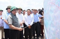 Премьер-министр Фам Минь Тьинь проверяет ход строительства ключевого транспортного проекта в провинции Ниньбинь