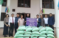 Генеральное консульство Вьетнама помогает лаосцам, пострадавшим от наводнения