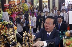 Президент Во Ван Тхыонг вознес благовония в память о покойном президенте Тон Дык Тханге