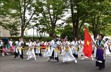 Вьетнамская танцевальная группа выступает на японском фестивале