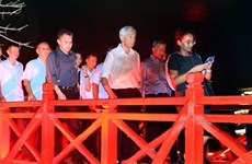 Премьер-министр Сингапура прогуливается по улицам Ханоя, пробуя местную кухню