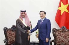 Вице-премьер Ле Минь Кхай принял министра туризма Саудовской Аравии
