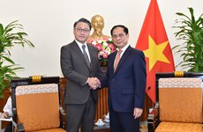Министр иностранных дел Буй Тхань Шон принял Губернатора японской Нагасаки