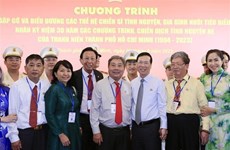 Президент Во Ван Тхыонг встретился с солдатами-добровольцами в городе Хошимин