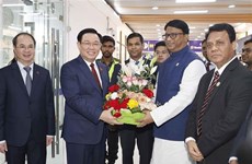 Председатель НС Выонг Динь Хюэ прибыл в Дакку, начав официальный визит в Народную Республику Бангладеш