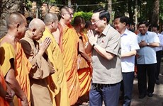 Председатель НС Выонг Динь Хюэ поздравил кхмеров в Шокчанге с праздником Сене Долта