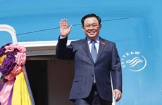 Председатель НС Выонг Динь Хюэ прибыл в Бангкок, начав свой официальный визит в Таиланд