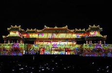 Ослепительные художественные световые шоу на Нгомон в императорском городе Хюэ