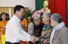Президент Во Ван Тхыонг посетил провинцию Виньлонг и выразил свои пожелания в честь Тет всем её слоям населения
