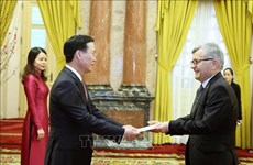Президент Вьетнама принимает новых послов Польши, Испании и Бангладеш и и уходящего посла Мозамбика