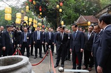 Президенты Вьетнама и Филиппин совершают экскурсию по императорской цитадели Тханглонг