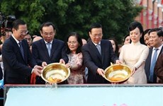Президент государства присоединился к делегации зарубежных вьетнамцев в традиционном ритуале выпускания карпов в городе Хошим