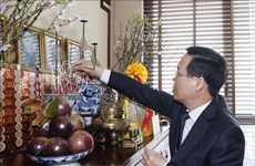 Президент Во Ван Тхыонг воскурил благовония покойным лидерам, посетил бывших лидеров по случаю Тэт